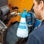 Gloria CleanMaster Extreme EX 100 Drucksprühgerät in Anwendung, ölfeste Ausführung.