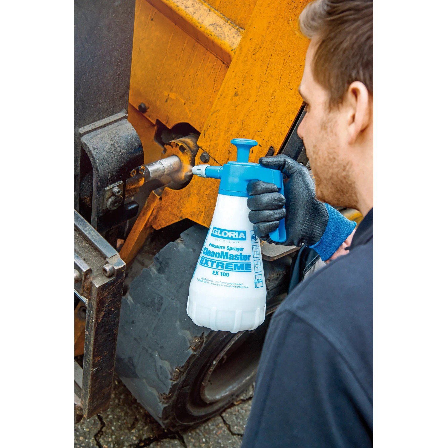 Gloria CleanMaster Extreme EX 100 Drucksprühgerät in Anwendung, ölfeste Ausführung.