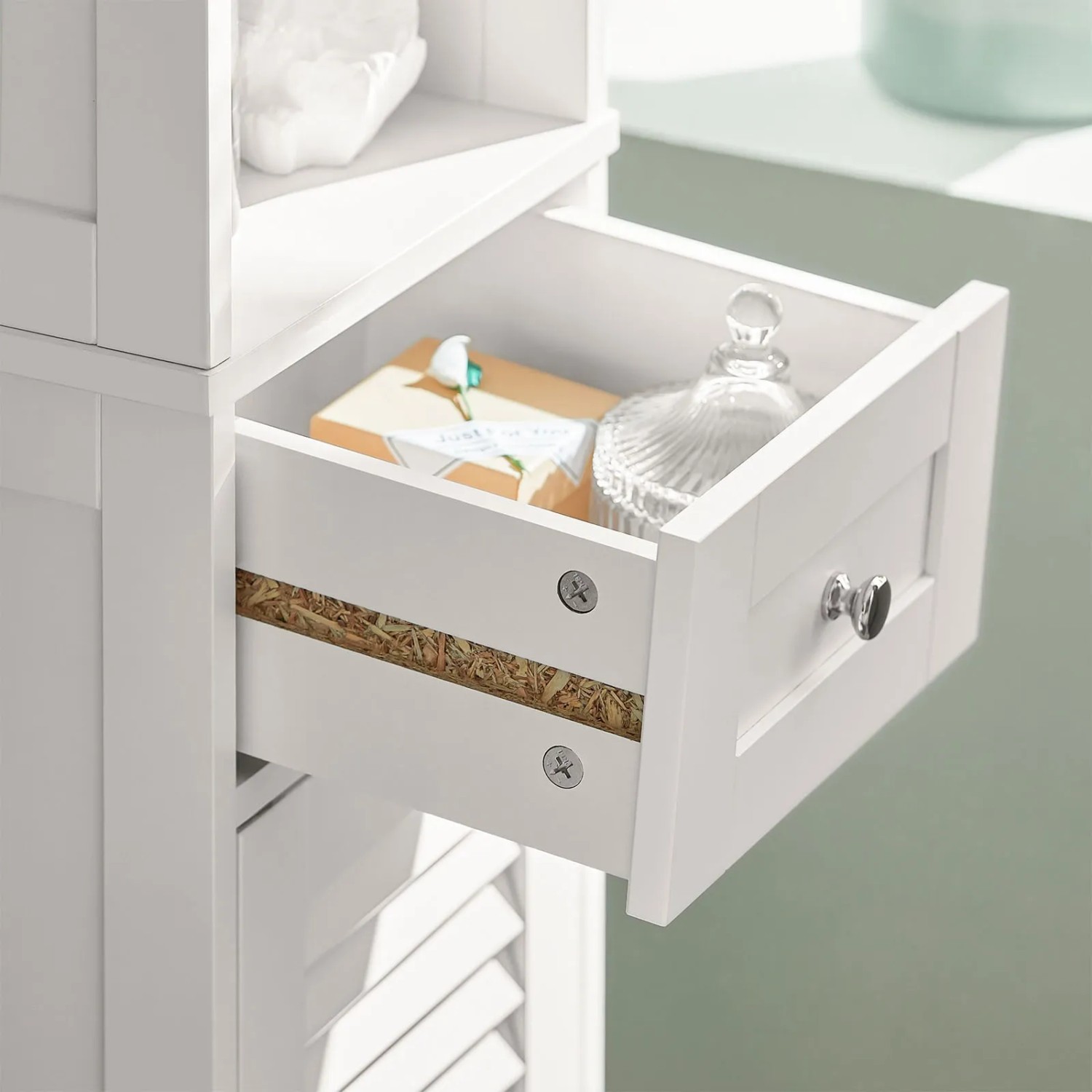 Detailaufnahme: Weißer SoBuy Badschrank mit offener Schublade und Badutensilien.