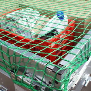 Grünes Ladungssicherungsnetz 2x3 m auf Anhänger mit Ladung. Sicherer Transport im Straßenverkehr.