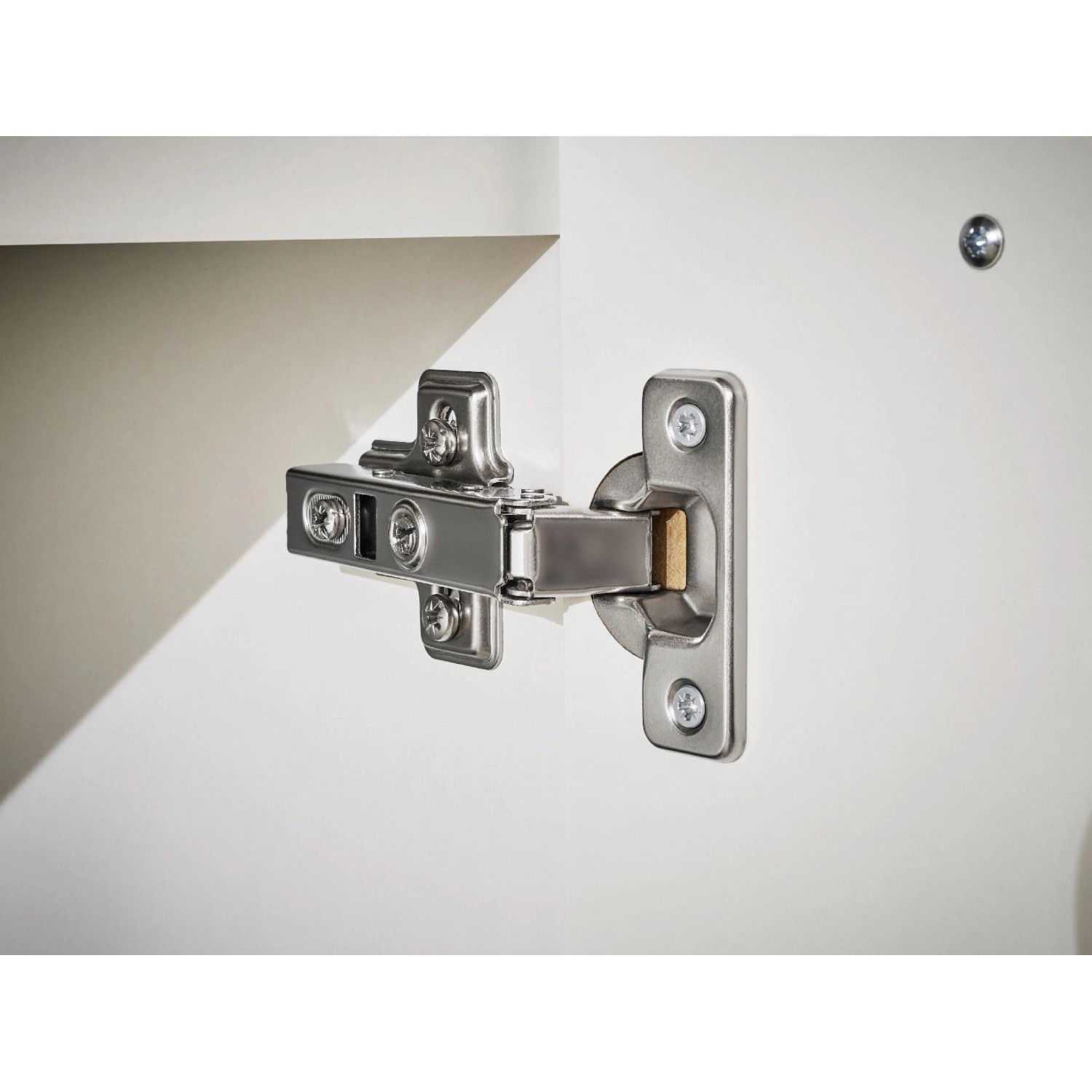 Detailaufnahme eines Scharniers an einer grauen Hochglanz Respekta Inselküche Gabriel.