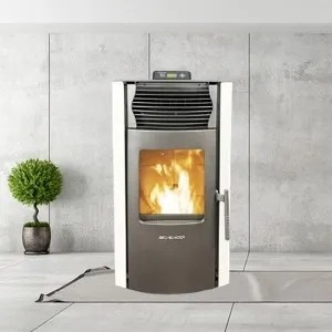 Weißer SCHENGER Pelletofen HP51 mit Flamme im Sichtfenster. Vollautomatischer Ofen mit WLAN-Steuerung.