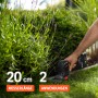 Husqvarna Akku-Grasschere Aspire S20-P4A im Einsatz zum Trimmen von Rasenkanten und Büschen.