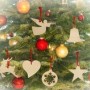 Christbaumschmuck aus Holz mit Schneeflocke, Stern, Herz, Engel, Glocke und Rentier am Weihnachtsbaum.