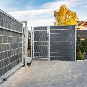 Anthrazit-grauer Sichtschutzstreifen aus Polyrattan am Zaun, für mehr Privatsphäre im Garten.