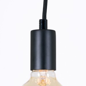 Detailaufnahme: Schwarze Orion Hängeleuchte Nora mit Textilkabel und E27 Fassung.