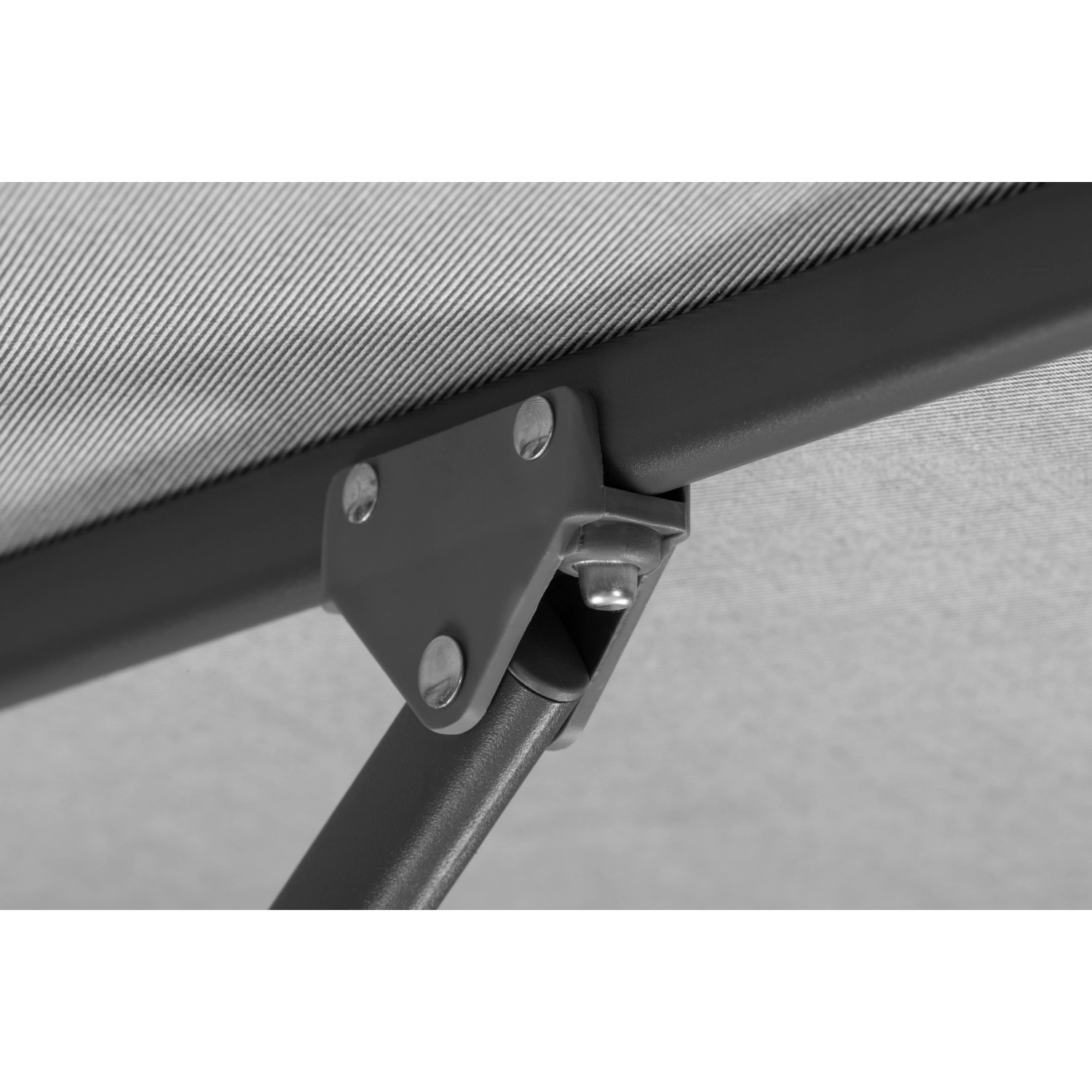 Detailaufnahme: Silbergrauer Schneider Marktschirm, Kurbelmechanik, Gestell.