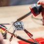 Löten mit Weller Lötkolbenkit 30W: Detailaufnahme einer Platine in Halterung mit Lötkolben.