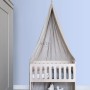 ESTAhome Vliestapete Uni Hellblau im Babyzimmer mit Himmelbett und Spielzeugkorb.