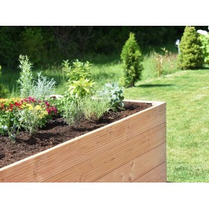 Befülltes Hochbeet aus Douglasie (100x200x72,5cm) im Garten.