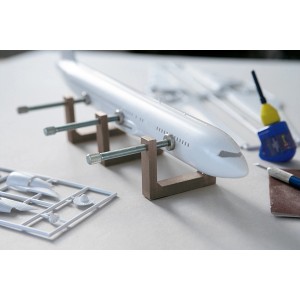 Bessey Alu-Mini-Zwingen AM halten ein Flugzeugmodell beim Basteln fest.