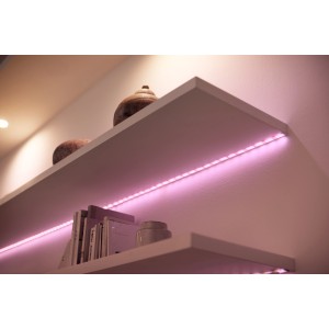 WiZ LED-Strip mit pinkfarbenem Licht auf einem Regal, smarte Beleuchtung für Zuhause.