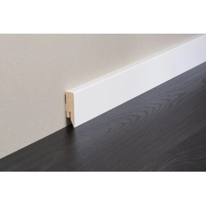 Weiße Kosche Sockelleiste Topline (10er-Pack) an Wand und dunklem Boden.