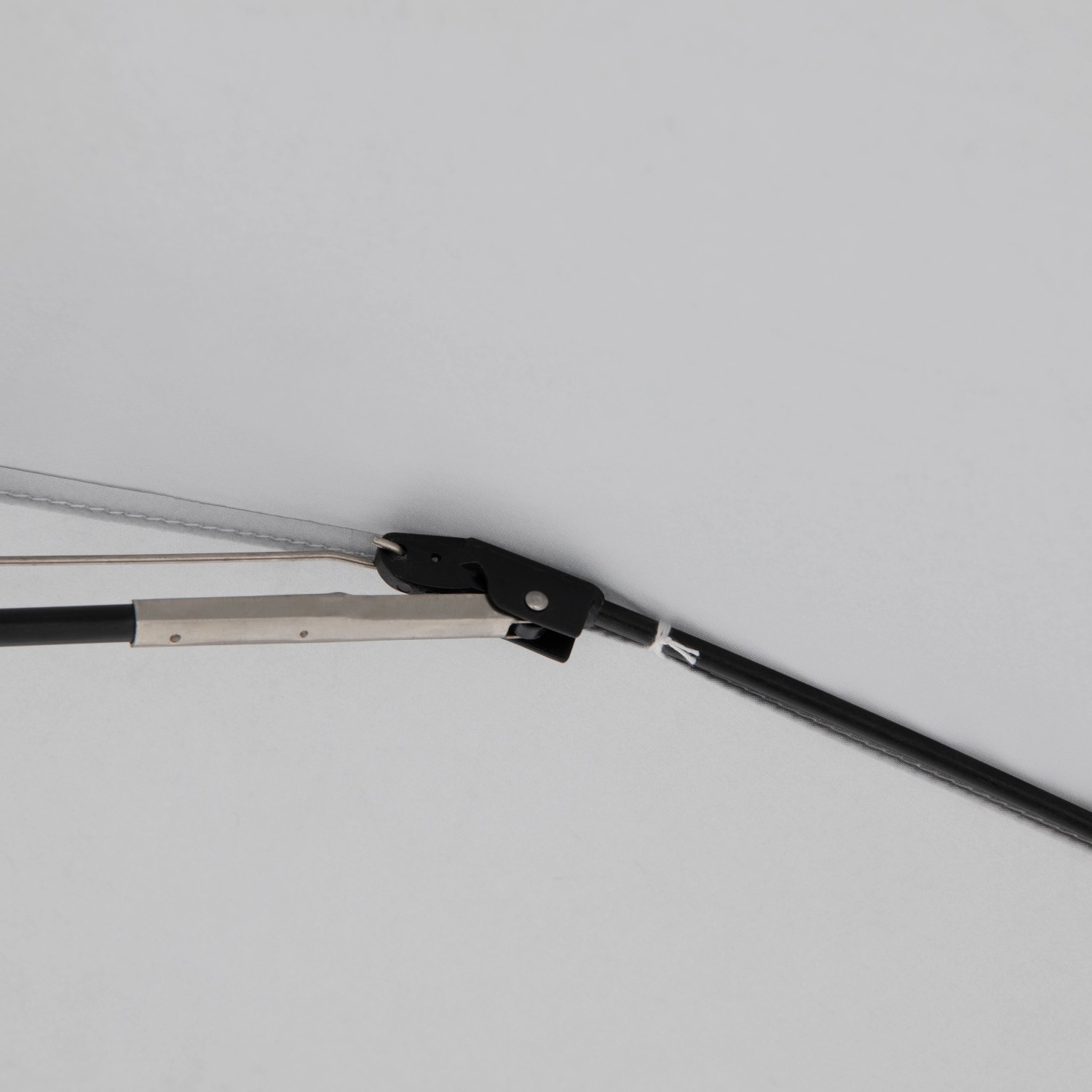 Detailaufnahme: Knickfunktion des blauen Doppler Marktschirms Expert (Ø 156 cm).