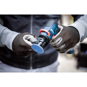 Bosch Professional Akku-Geradschleifer GWG 12 V-50 S in Aktion mit Schleifscheibe.