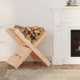 Kaminholzhalter aus Kiefernholz, gefüllt mit Brennholz, neben einem Kamin.