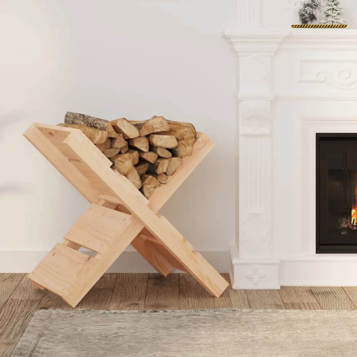 Kaminholzhalter aus Kiefernholz, gefüllt mit Brennholz, neben einem Kamin.