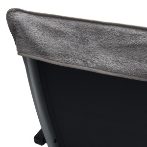 Graues Beautissu Marbella Handtuch (200x70cm) als Liegenauflage mit Kapuze.