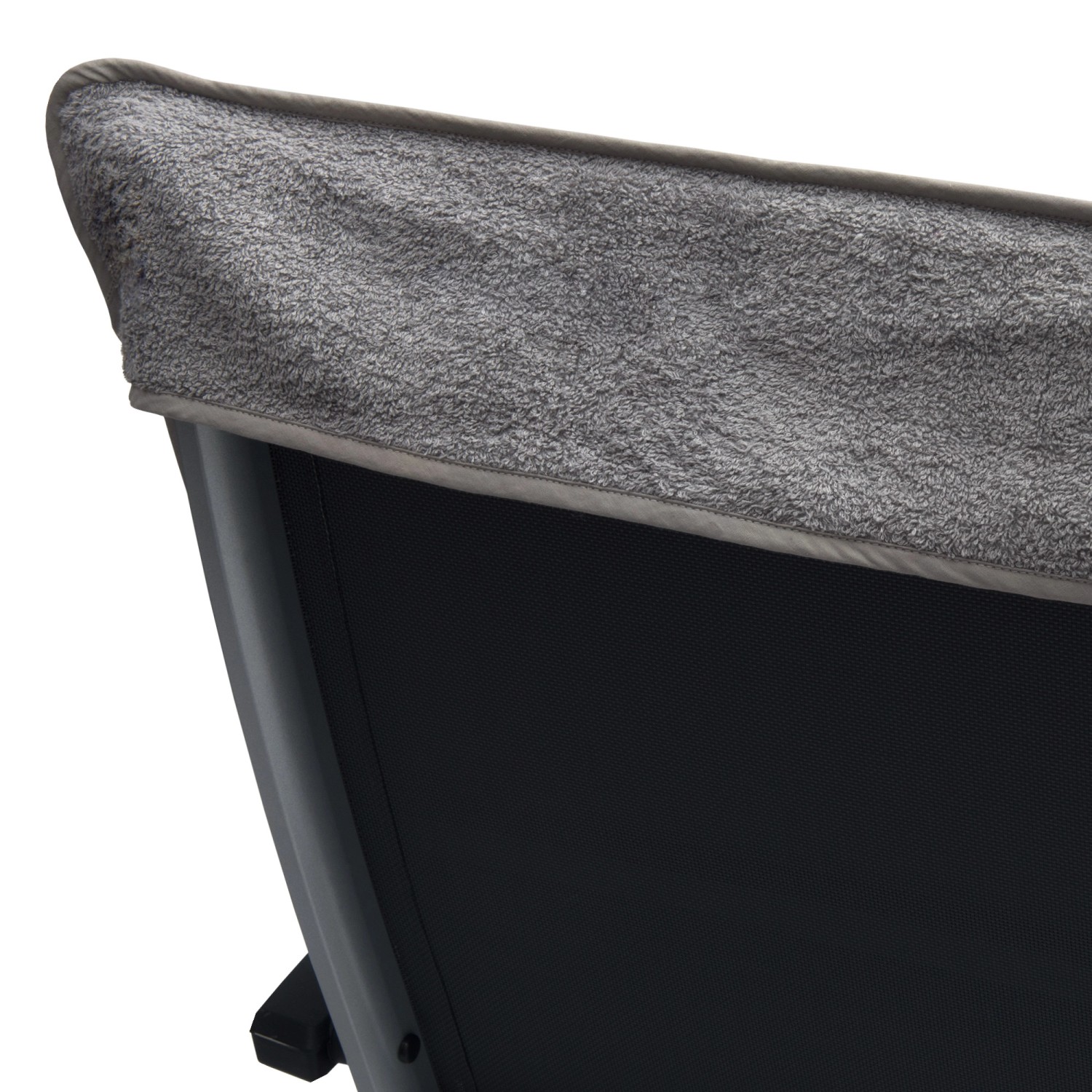 Graues Beautissu Marbella Handtuch (200x70cm) als Liegenauflage mit Kapuze.