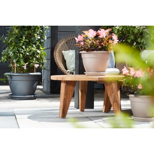 Anthrazitfarbener, runder Elho Untersetzer Universal (Ø 48 cm) unter Blumentöpfen im Garten.