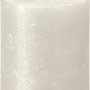 Elfenbeinfarbene Bolsius Rustik-Kerze Shimmer, 80/68 mm, mit Metallic-Effekt.