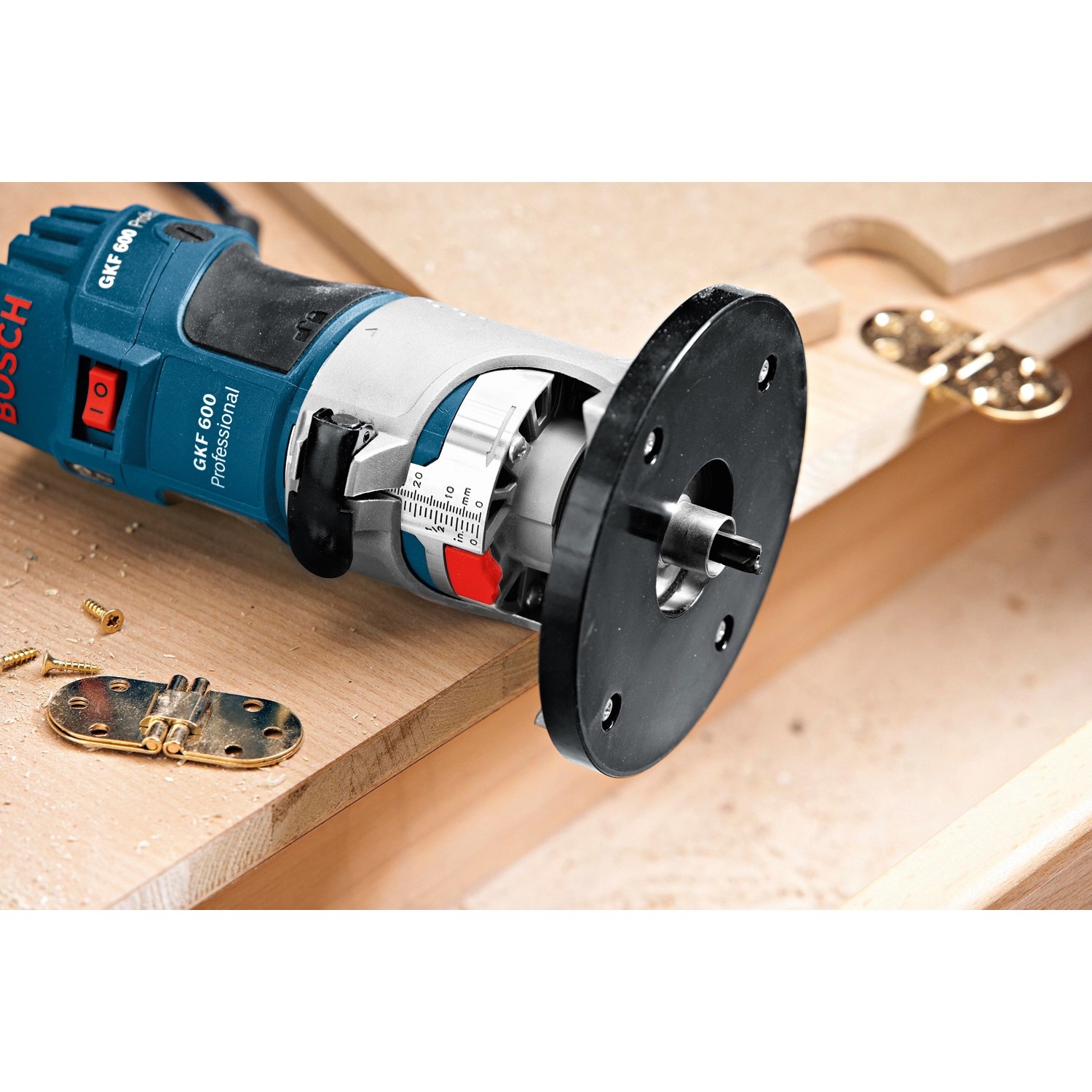 Bosch Professional GKF 600 Kantenfräse im Handwerkerkoffer auf Holzuntergrund.