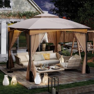 Khakifarbener 3x3m Gartenpavillon mit Moskitonetz, Sandsäcken auf Terrasse, abends gemütlich beleuchtet.