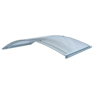 Gewölbtes STARKEDACH RODEO Vordach R-150 mit lichtgrauem Aluminiumrahmen RAL 7035 und transparenter Polycarbonatbeschichtung.
