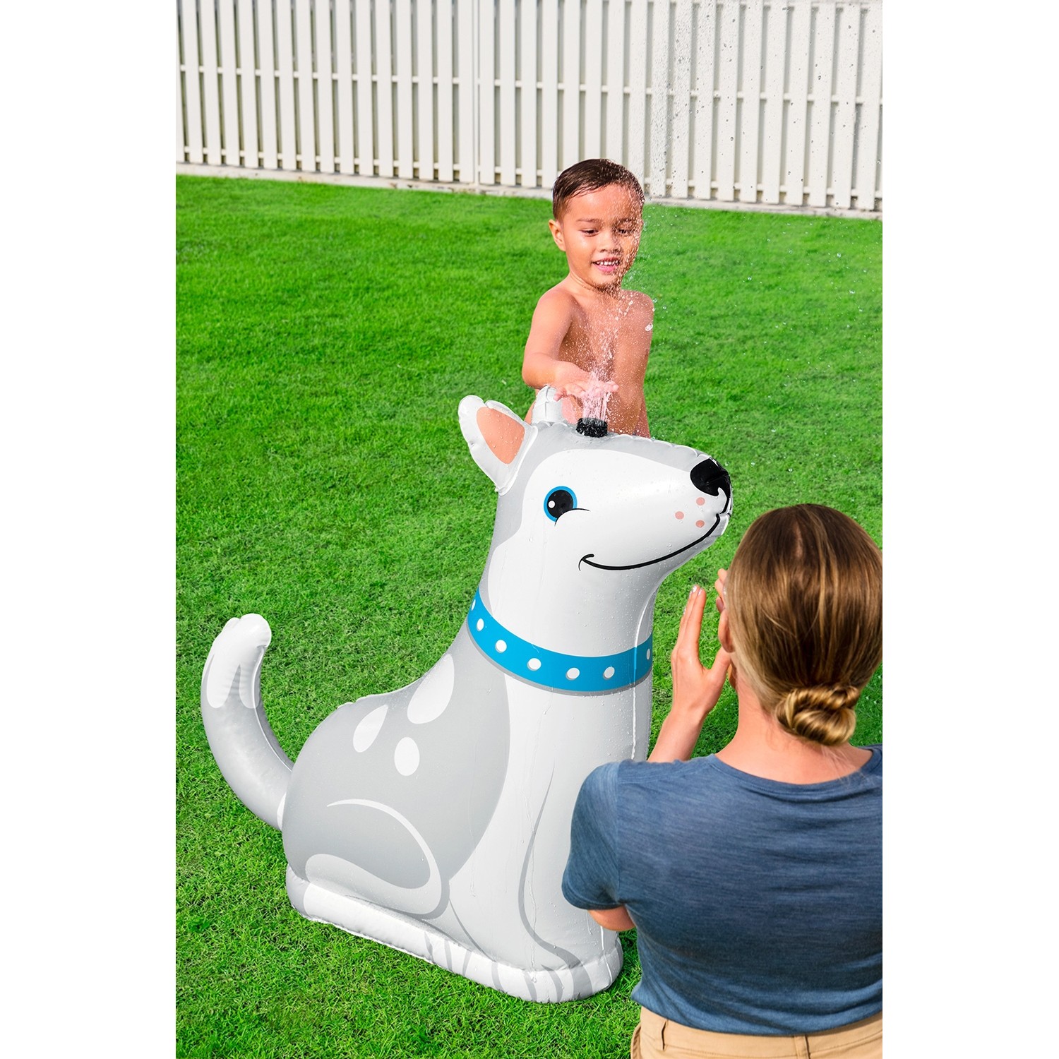 Bestway Wassersprinkler Happy Husky mit Kind im Garten, 112x44x100cm.