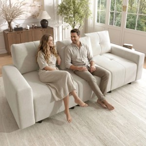 Helles Merax 3-Sitzer Modularsofa aus Chenille mit verstellbaren Rückenlehnen im Wohnzimmer. Zwei Personen sitzen entspannt.