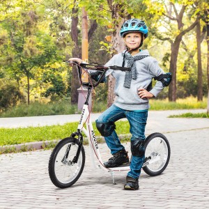 Junge mit Helm und Protektoren auf HOMCOM Kinderroller mit Luftreifen.