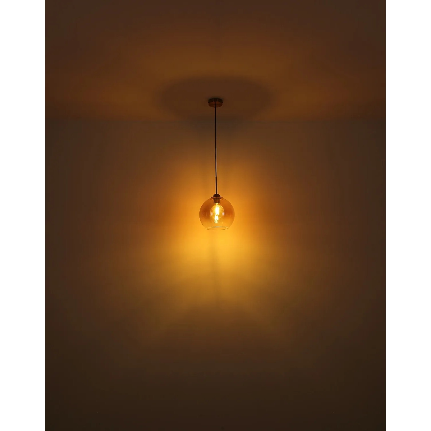 Messingfarbene Globo Hängeleuchte Jamessa, 1-flammig, mit amberfarbenem Glasschirm.