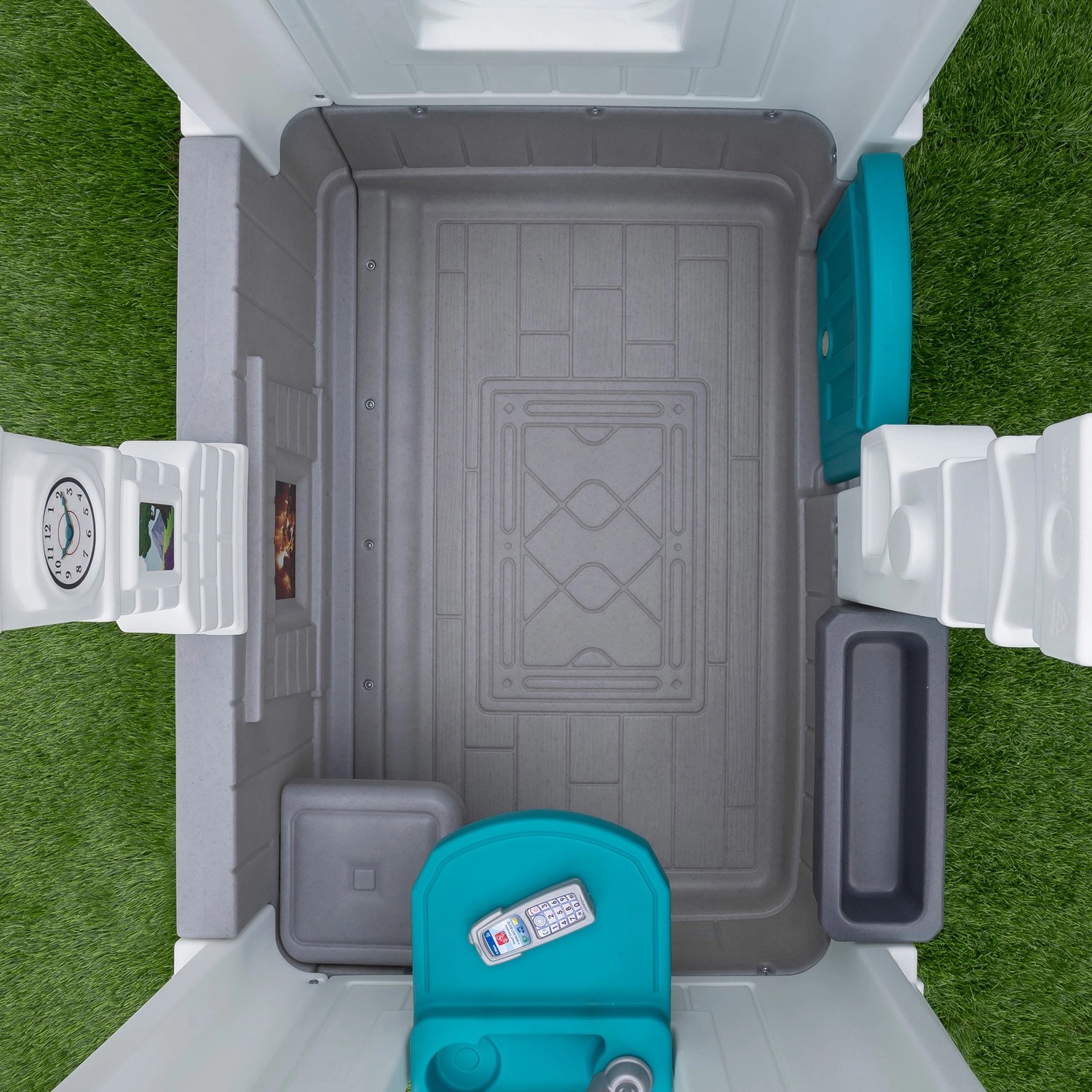 Innenansicht Step2 Spielhaus Neat & Tidy Cottage: Spielküche, Tisch und Details.