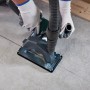 Wolfcraft Absaughaube mit Führungsschlitten für Winkelschleifer im Einsatz.