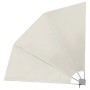 Cremefarbener faltbarer Balkonfächer als Sicht- und Windschutz. Dreieckige Form mit sichtbarem Stahlgestell. Ideal für Balkon.