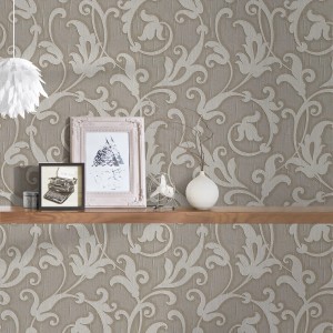 Bricoflor Vliestapete hellgrau mit Barock Ornament Muster für Wohn- und Schlafzimmer.