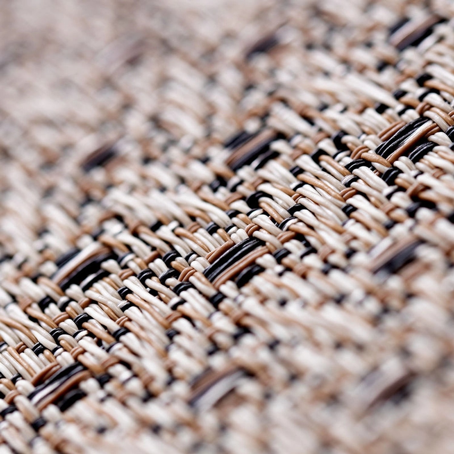 Detailaufnahme des wetterfesten Outdoor Teppichs Pavia in Beige/Braun/Schwarz, gewebte Struktur.