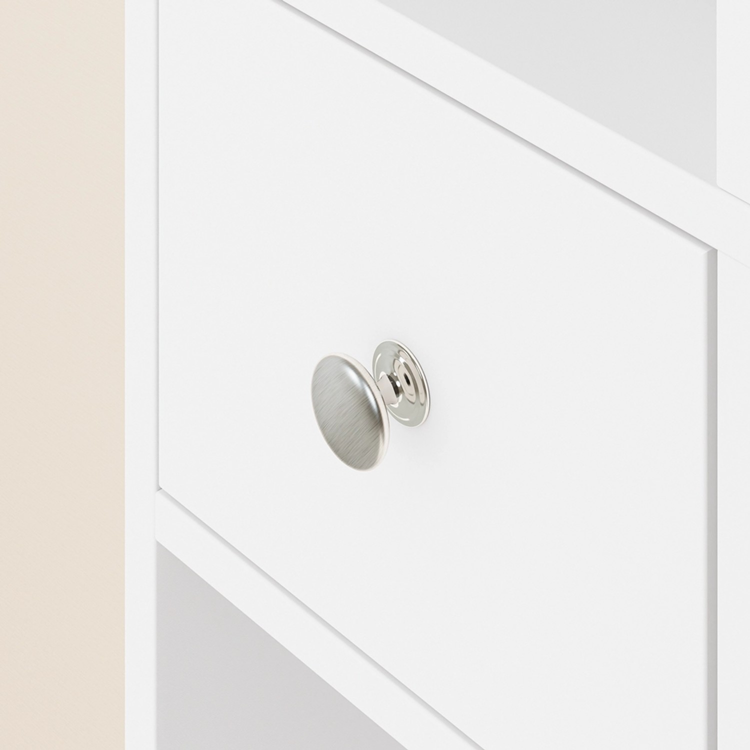 Detailaufnahme: Schublade des weißen SoBuy Badezimmerschranks BZR34-II-W mit silberfarbenem Knopf.