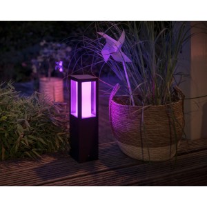 Philips Hue Impress Sockelleuchte mit farbigem Licht im Garten, smarte Außenleuchte.