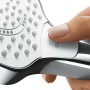 Detailaufnahme: Hand betätigt Select-Knopf der Hansgrohe Croma Select E Handbrause (Chrom/Weiß).