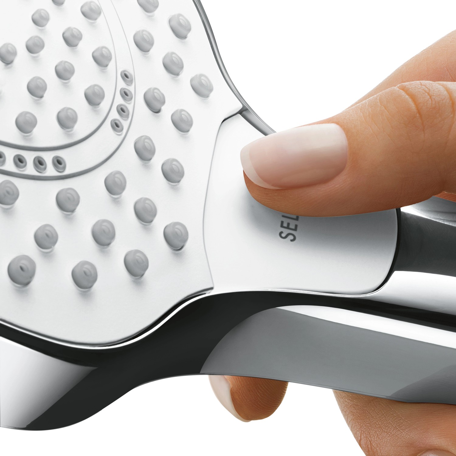 Detailaufnahme: Hand betätigt Select-Knopf der Hansgrohe Croma Select E Handbrause (Chrom/Weiß).