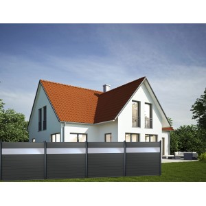 Gutta Sichtschutzzaun-Element WPC Anthrazit mit PC Paneelen vor einem Haus.