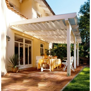 Floracord Vierecksonnensegel in Elfenbein, 420x140 cm, montiert an einer Pergola über einer Terrasse.