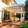 Floracord Vierecksonnensegel in Elfenbein, 420x140 cm, montiert an einer Pergola über einer Terrasse.