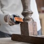 Bosch Expert Schleifschwamm in Anwendung zum Schleifen von Holz.