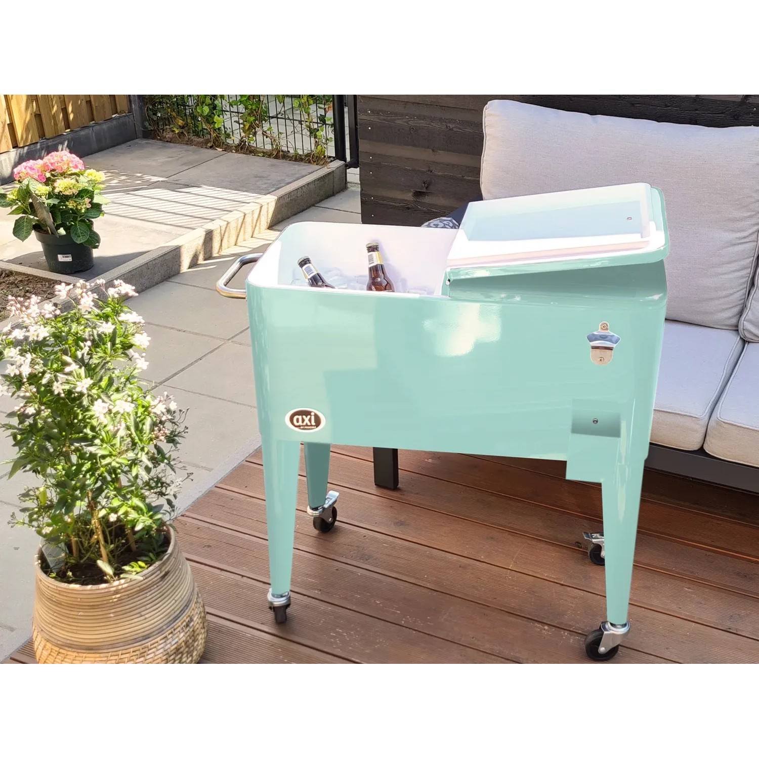 Axi Kühlwagen Retro Mint, 76 l, mit Rollen, Flaschenöffner und Getränken im Garten.