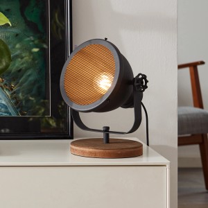 Schwarze Brilliant Tischleuchte Kiki mit Holzfuß und schwenkbarem Kopf im Industrial Look.