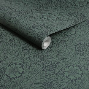Grüne William Morris Vliestapete Marigold Fibrous mit floralem Muster, Rolle angeschnitten.