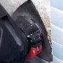 Bosch Expert Schleifplatte MAVZ116 RT2 beim Schleifen von Fliesenkleber.