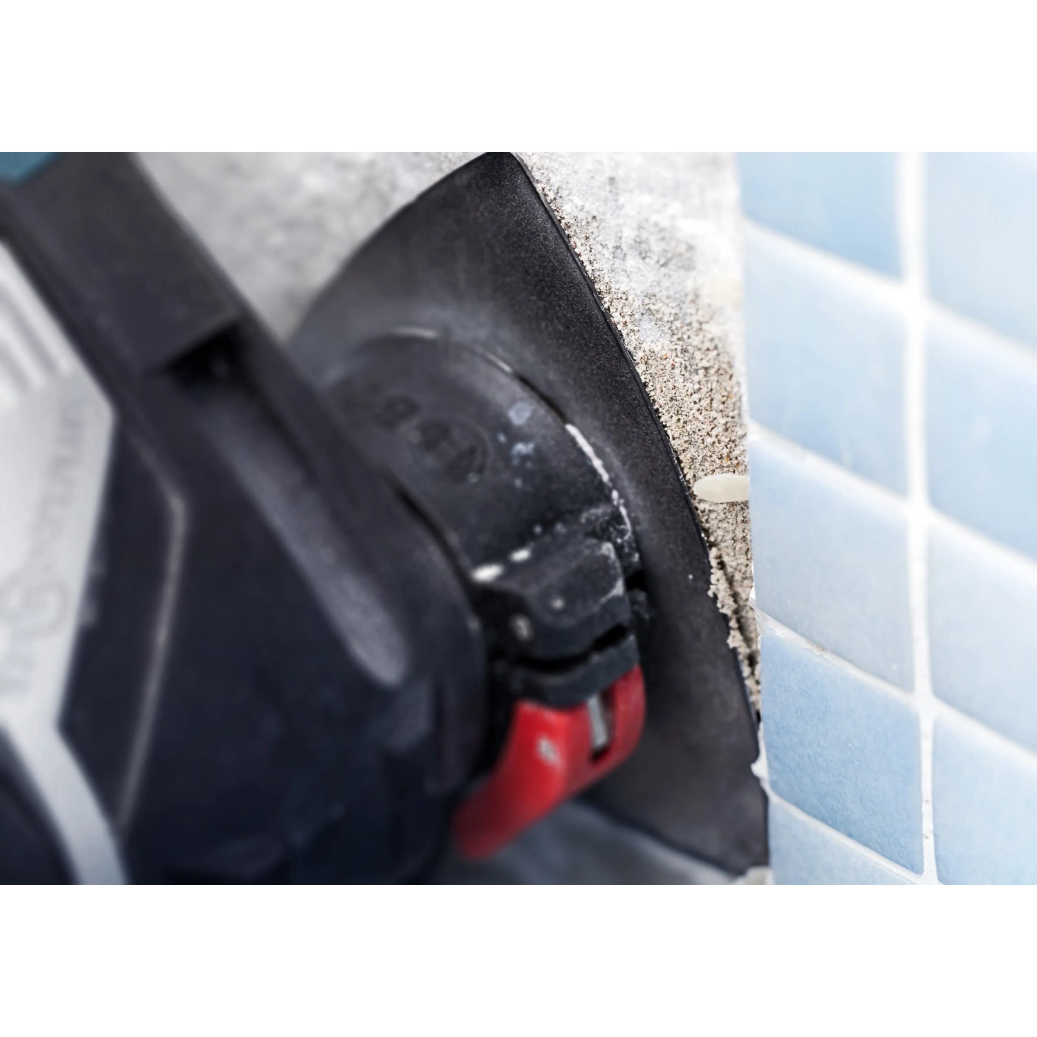 Bosch Expert Schleifplatte MAVZ116 RT2 beim Schleifen von Fliesenkleber.